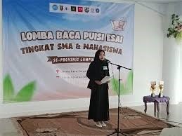 Mahasiswa UMKO Raih Juara 1 Lomba Baca Puisi Esai se-Lampung, Terima Penghargaan dari Gubernur